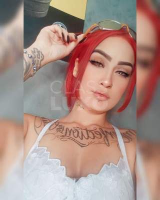 Ruivinha tatuada